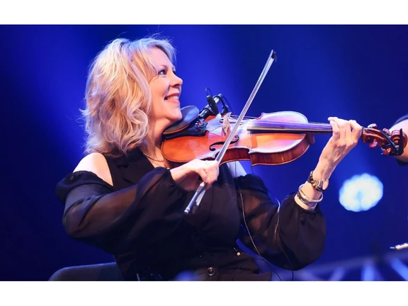 Natalie MacMaster playing live